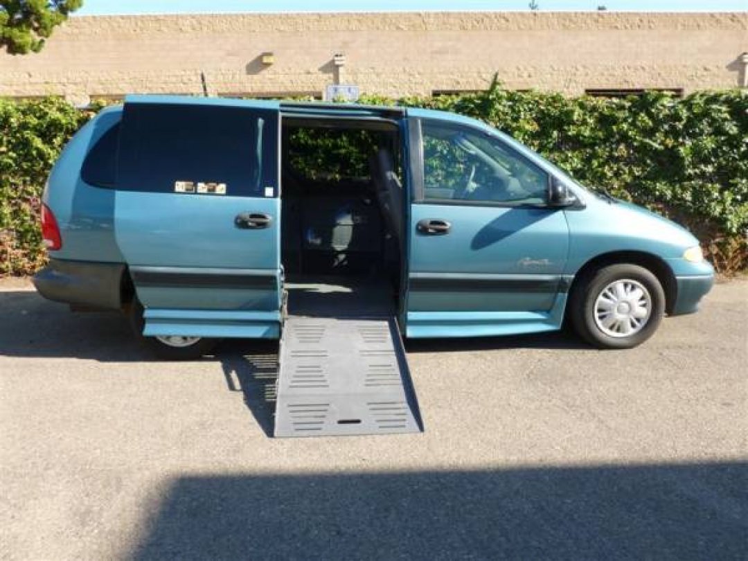 Read Plymouth Voyager Wheelchair Van: A No-Frills, Reliable Ride 1998_plymouth_voyager_1fcc5103252bcf36702feb820e9663430
